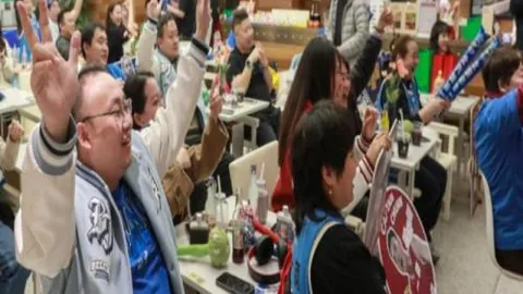 郑钦文重逢，萨巴伦卡女单八强晋级